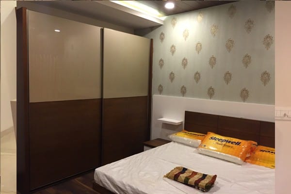 Sliding wardrobe with Glass veneer