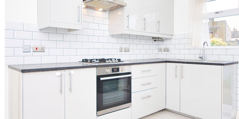 Visual comparison of L-shaped and parallel modular kitchen designs.